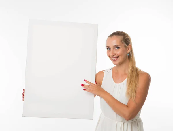 Joven mujer feliz mostrando la presentación, señalando en el cartel . — Foto de Stock