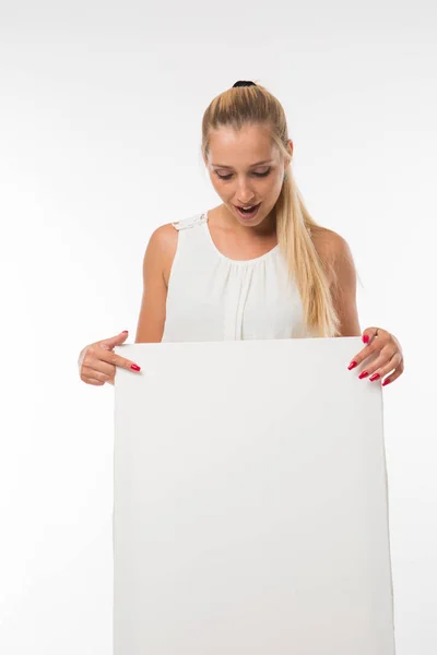 Joven mujer entrometida mostrando presentación, señalando en pancarta . — Foto de Stock