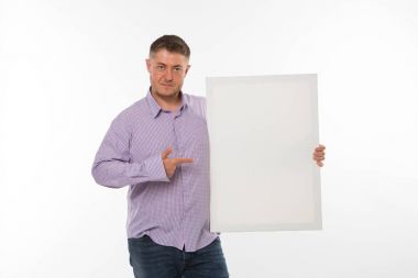 Sunu gösterilen, afiş üzerinde işaret kendine güvenen delikanlı.