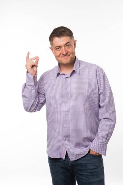 Genç adam eller tarafından gösterilen teşvik.