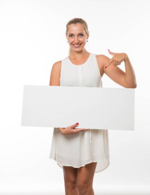 Sunu gösterilen, afiş üzerinde işaret mutlu kadın.