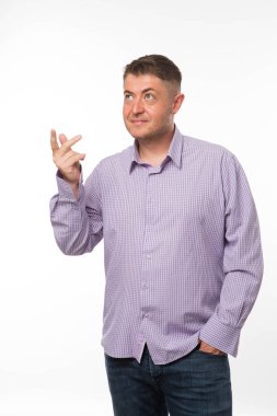 Dalgın delikanlı eller tarafından gösterilen.