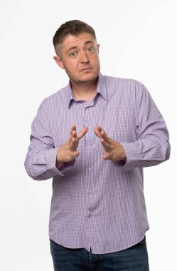 Dalgın delikanlı eller tarafından gösterilen.