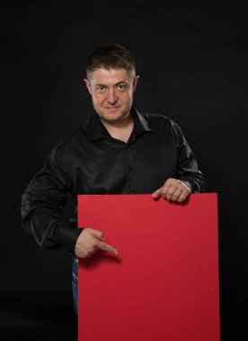 Sunu gösterilen, afiş üzerinde işaret kendine güvenen delikanlı.