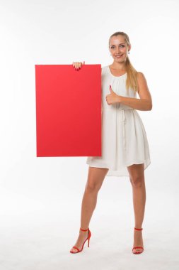 Sunu gösterilen, afiş üzerinde işaret mutlu kadın.