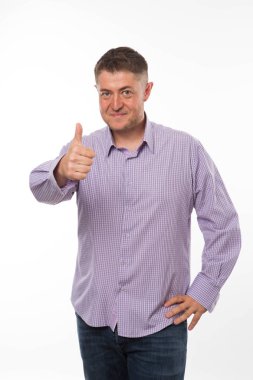 Neşeli delikanlı eller tarafından gösterilen.