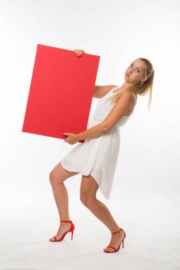 Sunu gösterilen, afiş üzerinde işaret eden genç oynak kadın.