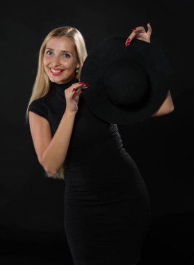 Mutlu kadın eller tarafından gösterilen.