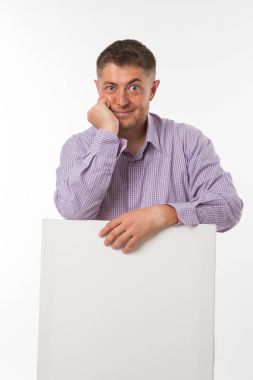 Sunu gösterilen, afiş üzerinde işaret dalgın delikanlı.