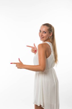 Eller tarafından gösterilen genç neşeli kadın.