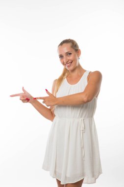 Eller tarafından gösterilen genç neşeli kadın.