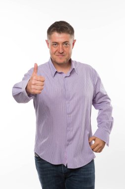 Neşeli delikanlı eller tarafından gösterilen.