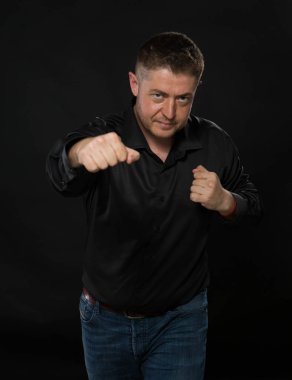 Kendine güvenen delikanlı eller tarafından gösterilen.