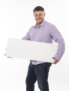 Sunu gösterilen, afiş üzerinde işaret mutlu delikanlı.