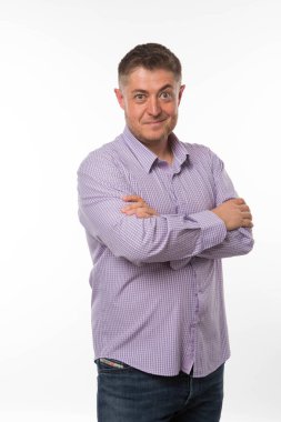 Eller tarafından gösterilen genç şaşırmış adam.