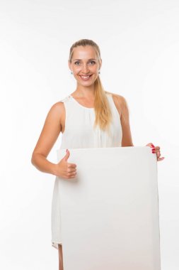 Sunu gösterilen, afiş üzerinde işaret mutlu kadın.