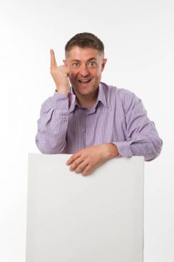 Sunu gösterilen, afiş üzerinde işaret eden adam genç hareketlendirdi.