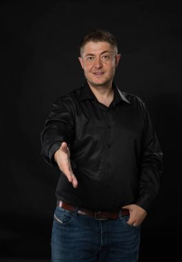 Kendine güvenen delikanlı eller tarafından gösterilen.