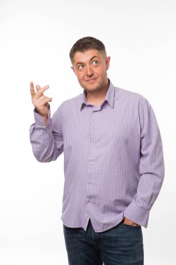 Dalgın delikanlı eller tarafından gösterilen.