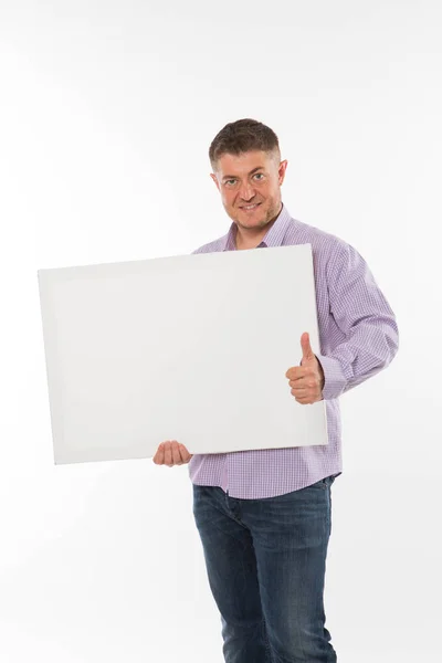 Jovem homem confiante mostrando apresentação, apontando no cartaz . — Fotografia de Stock