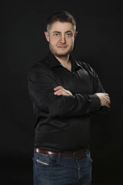 Kendine güvenen delikanlı eller tarafından gösterilen.