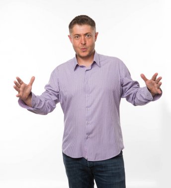 Eller tarafından gösterilen genç şaşırmış adam.