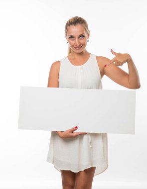 Sunu gösterilen, afiş üzerinde işaret mutlu kadın.