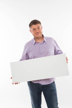 Sunu gösterilen, afiş üzerinde işaret mutlu delikanlı.