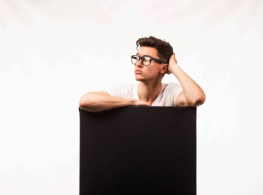 Sunu gösterilen, afiş üzerinde işaret dalgın delikanlı.