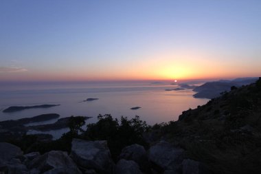 Adriyatik Denizi Hırvatistan üzerinden günbatımı.