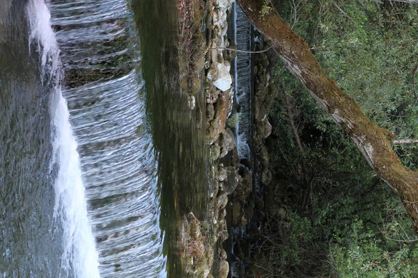 Piccola cascata nel Parco Nazionale di Plitvice . — Foto Stock