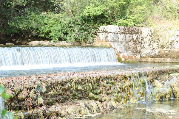 Pequena cachoeira no Parque Nacional Plitvice . — Fotografia de Stock