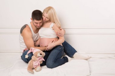 Arka planda aşık güzel hamile Çift.