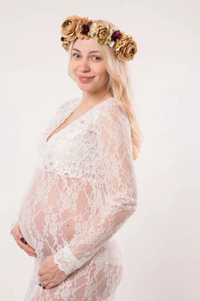 Gelukkig zwangere jonge vrouw verliefd op de achtergrond. — Stockfoto