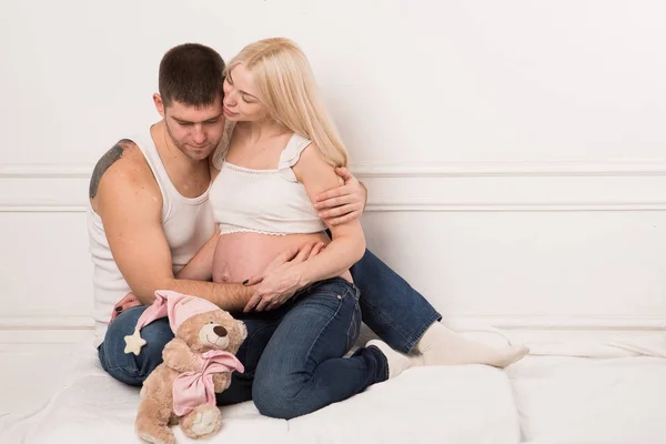 Mooie zwangere paar verliefd op de achtergrond. — Stockfoto