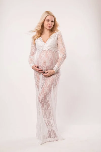 Boldog terhes fiatal nő, a szerelem, a háttérben. — Stock Fotó