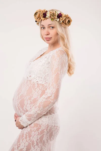 Gelukkig zwangere jonge vrouw verliefd op de achtergrond. — Stockfoto