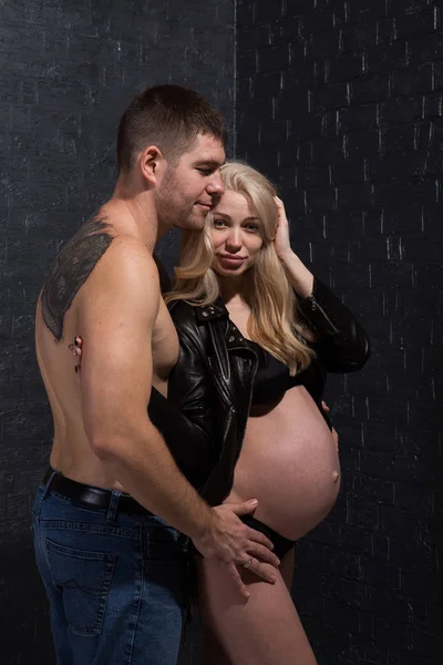 Arka planda aşık güzel hamile Çift.