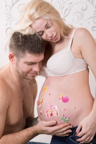 Casal grávida bonita no amor no fundo . — Fotografia de Stock