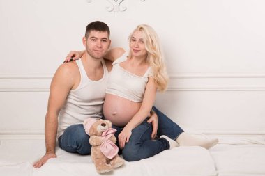 Arka planda aşık güzel hamile Çift.