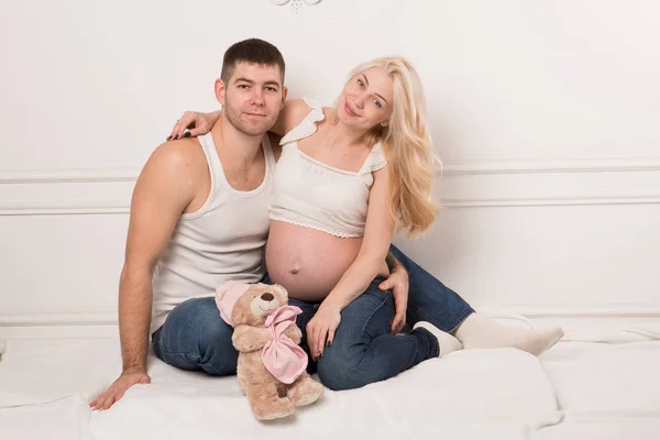 Casal grávida bonita no amor no fundo . — Fotografia de Stock