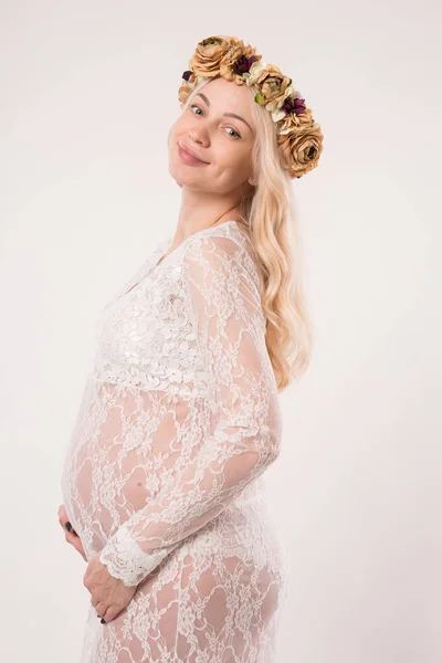 백그라운드에 사랑에 행복 한 임신 젊은 여자. — 스톡 사진