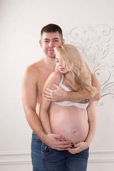 Casal grávida bonita no amor no fundo . — Fotografia de Stock