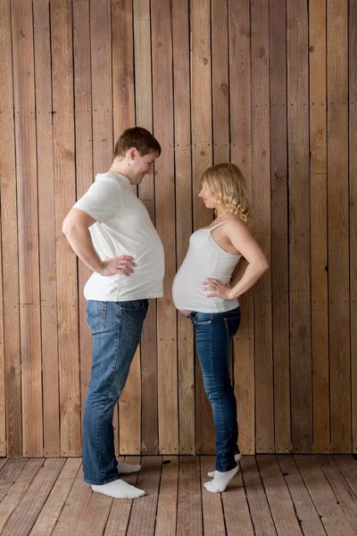 Casal grávida bonita no amor no fundo . — Fotografia de Stock