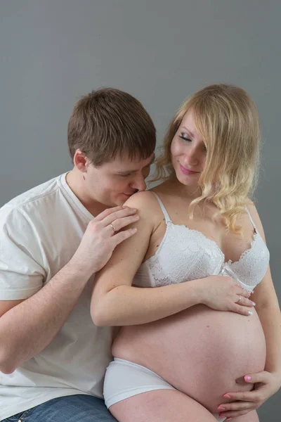 Arka planda aşık güzel hamile Çift. — Stok fotoğraf