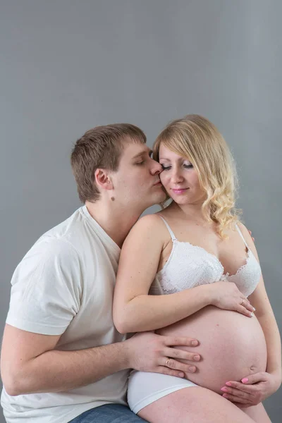 Beautiful pregnant couple in love on the background. — Stock Photo, Image