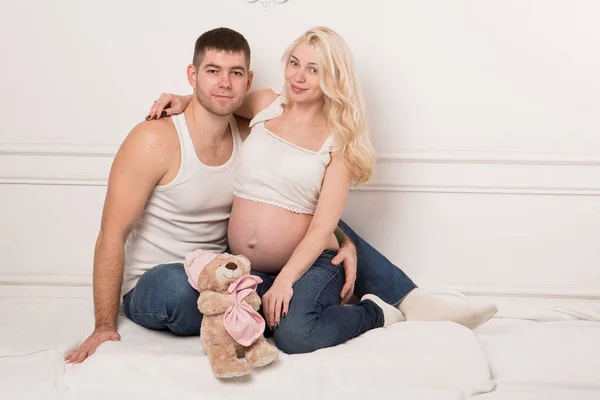 Casal grávida bonita no amor no fundo . — Fotografia de Stock