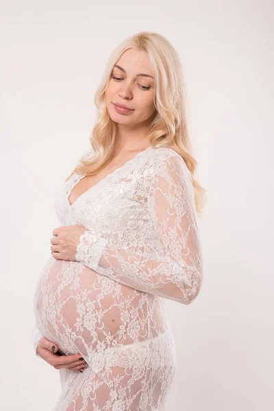 Ευτυχισμένος έγκυος νεαρή γυναίκα ερωτευμένη με το υπόβαθρο. — Φωτογραφία Αρχείου