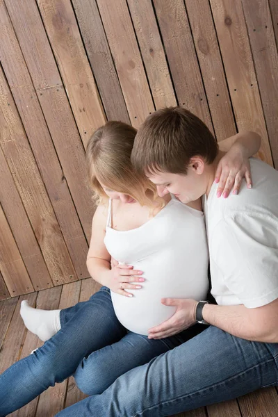 Beautiful pregnant couple in love on the background. — Stock Photo, Image