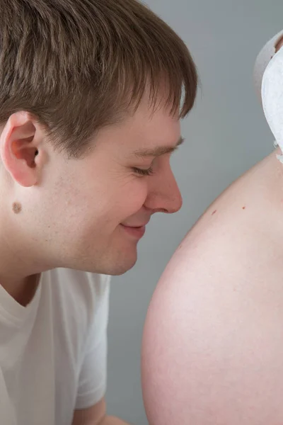 Beautiful pregnant couple in love on the background. — Stock Photo, Image